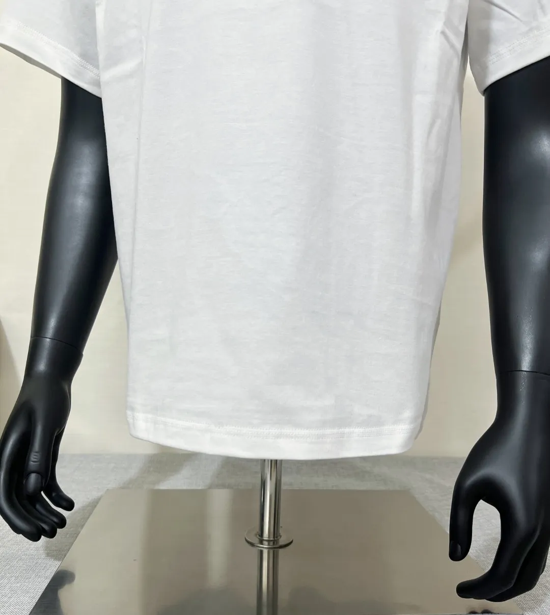 P140 Stone Island/Stone Island classic official website is on sale; small logo embroidery and pressed round neck short-sleeved T-shirt, strictly control the size of the logo, neat and clear letters, and the details are consistent with the original version; the original 240g double yarn 100% cotton fabric is selected; the upper body is simple, beautiful and very durable, with three-needle stitching and high-standard workmanship, with complete three-label details, high-temperature washing, soft fabric, better breathability, no shrinkage or deformation after washing, versatile style Match as you like, European size version, colors: black, dark gray, lilac gray, white; sizes XS-L, (L can wear up to 200 pounds)